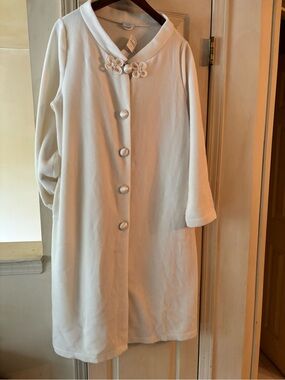 La Perla Cream Long Sleeve Coat-Style Robe with Floral Knot Collar